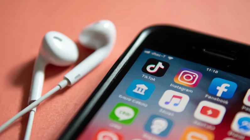 Bruxelas ameaça Meta com multa por não impedir menores de 13 anos no Facebook e Instagram