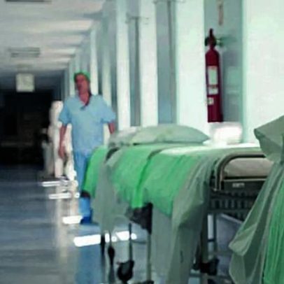 Corpo permanece horas junto de outros pacientes em hospital