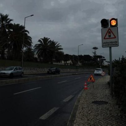 Avenida Marginal e Cascais cortadas para ponte pedonal