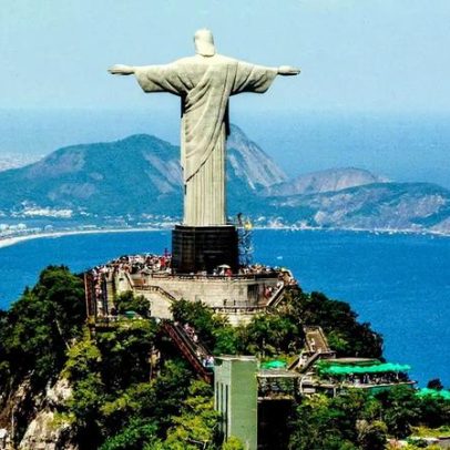 Helicóptero de turismo cai no mar junto à praia no Rio de Janeiro