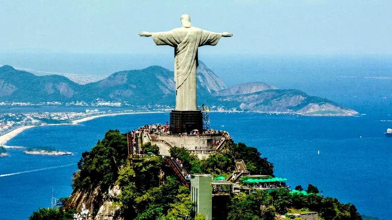 Helicóptero de turismo cai no mar junto à praia no Rio de Janeiro