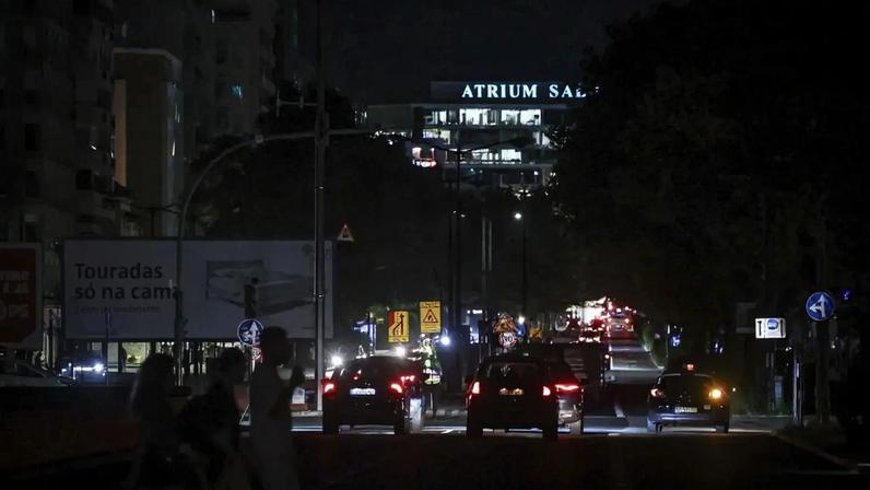 Avenida da República 'às escuras' após apagão em Portugal