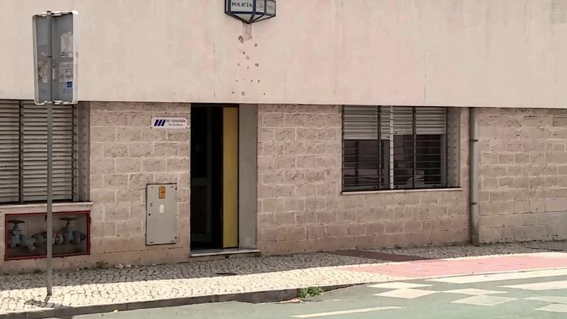 Pai e filha amarrados por trio armado em casa em Sintra