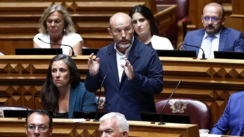 Livre questiona Governo sobre poluição no rio Torto, no Porto