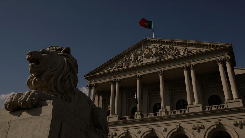 Parlamento aprova alargamento dos tempos de antena em rádios locais