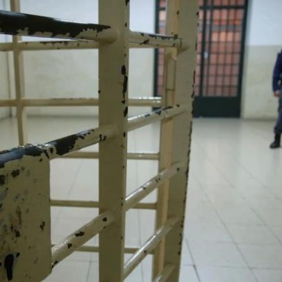 Visita sem uma perna tenta introduzir telemóveis em prisões