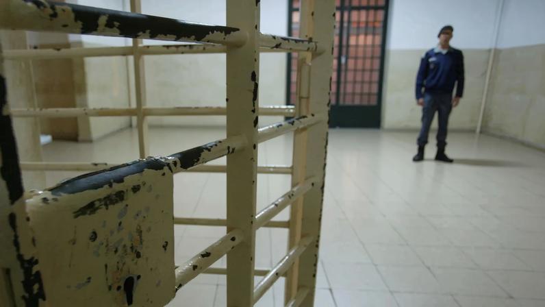 Visita sem uma perna tenta introduzir telemóveis em prisões