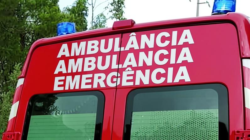 Bombeiros desencarceraram a vítima e transportaram-na para o hospital