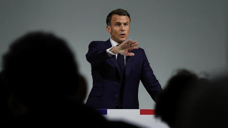 Presidente francês defende proibição de menores nas redes