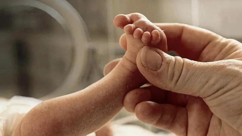 Mulher esconde gravidez, mata no parto e deita bebé ao lixo