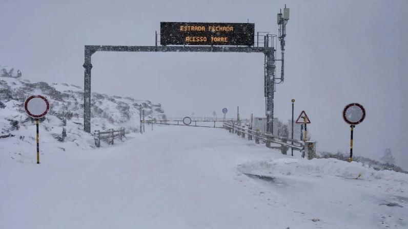 Acesso à Torre, na Serra da Estrela, condicionado pela neve