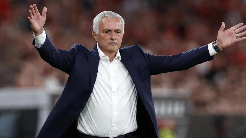 Rui Costa em desentendimento com José Mourinho