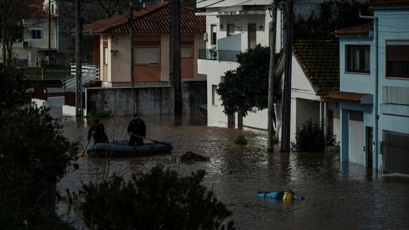Elementos da proteção civil passam com um bote pela zona que ficou submersa pela subida da água do Rio Liz devido ao mau tempo, em Leiria