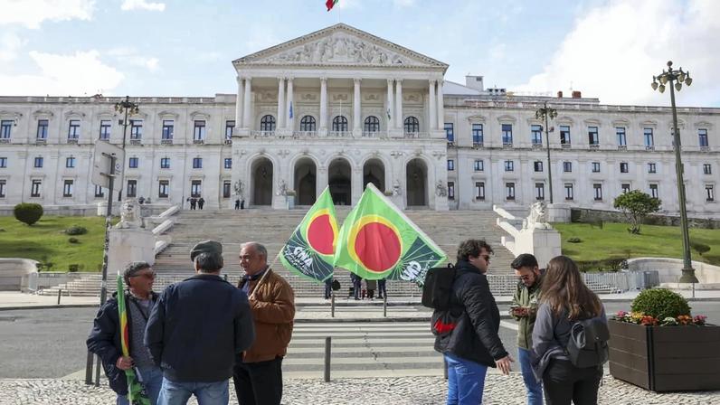 Agricultores em frente à Assembleia da República