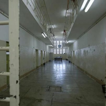 Guarda condenado por introduzir telemóveis na cadeia de Custoias