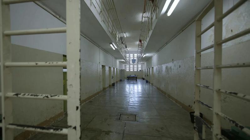 Guarda condenado por introduzir telemóveis na cadeia de Custoias