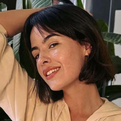 Mariana Pacheco usa praia como refúgio após separação