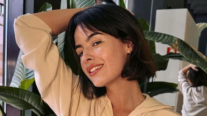 Mariana Pacheco usa praia como refúgio após separação