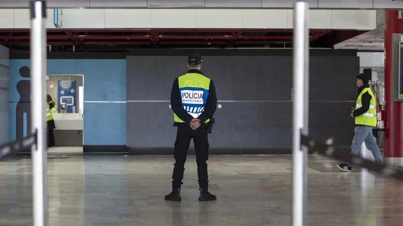 Imigrante ilegal detido pela PSP no aeroporto de Faro a caminho da Irlanda