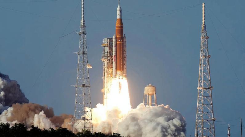 NASA realiza primeiro voo tripulado ao redor da Lua em mais de 50 anos