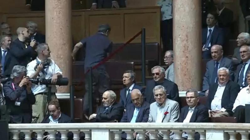 O momento em que deputados constituintes saem do Parlamento durante discurso de Ventura