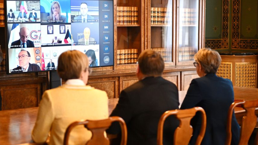 Reabertura urgente do estreito de Ormuz em foco, diz Ministra britânica