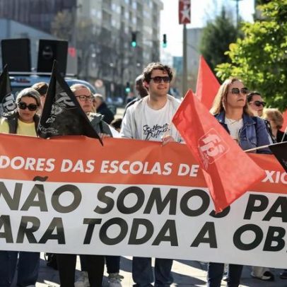 Protesto de 50 técnicos escolares exige que a Câmara cumpra promessas