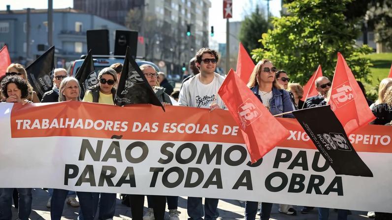 Protesto de 50 técnicos escolares exige que a Câmara cumpra promessas