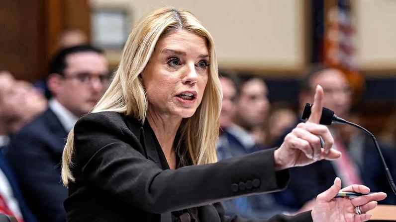 Trump demite a procuradora-geral Pam Bondi