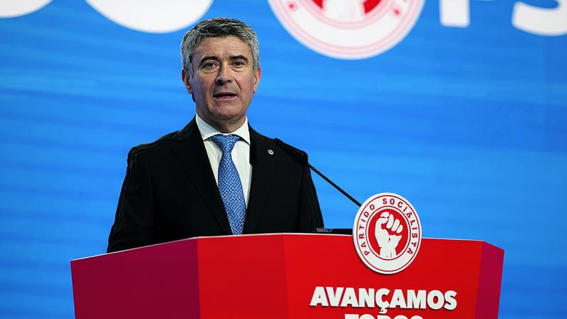 Carneiro acusa Governo de lucrar com sacrifícios dos portugueses