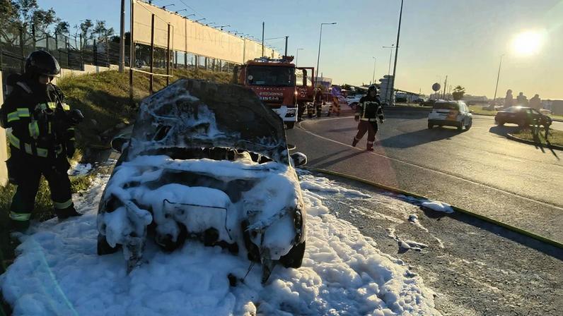 Agente da PSP ferido após ajudar no combate às chamas num carro em Faro