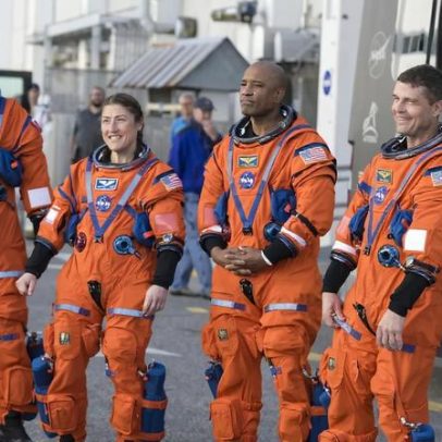 Quatro astronautas a bordo da Artemis II rumam à Lua