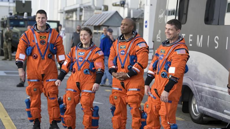 Quatro astronautas a bordo da Artemis II rumam à Lua