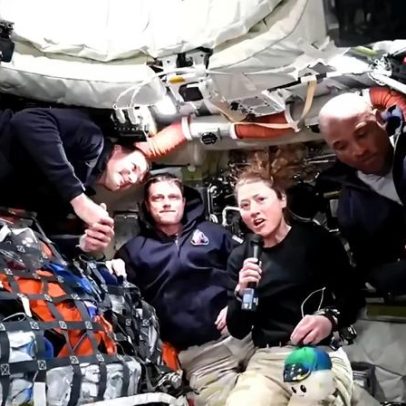 Rise, o peluche que é o quinto elemento da Missão Artemis II