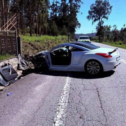 Colisão entre dois carros na Feira deixa ferido grave e ligeiro