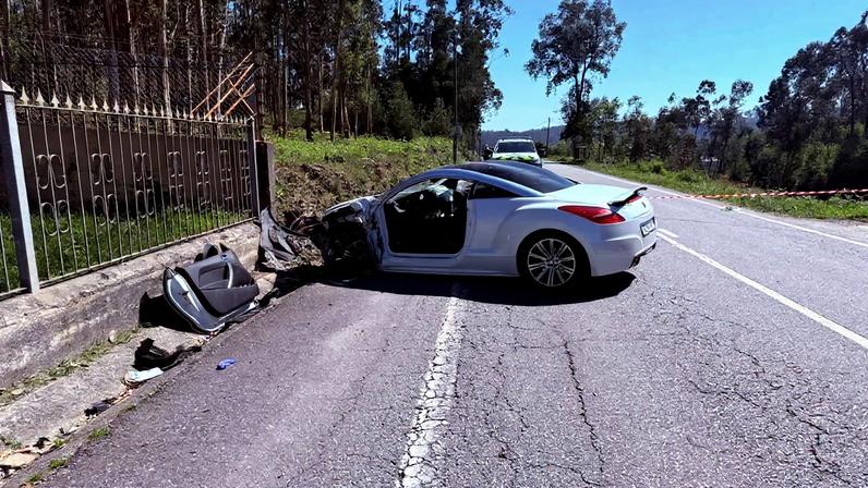 Colisão entre dois carros na Feira deixa ferido grave e ligeiro
