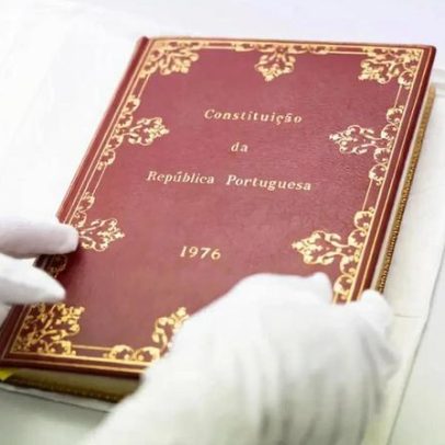 Constituição da República Portuguesa traduzida para mirandês