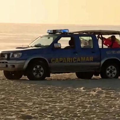 Buscas por jovem desaparecido no mar da Costa de Caparica prosseguem em terra