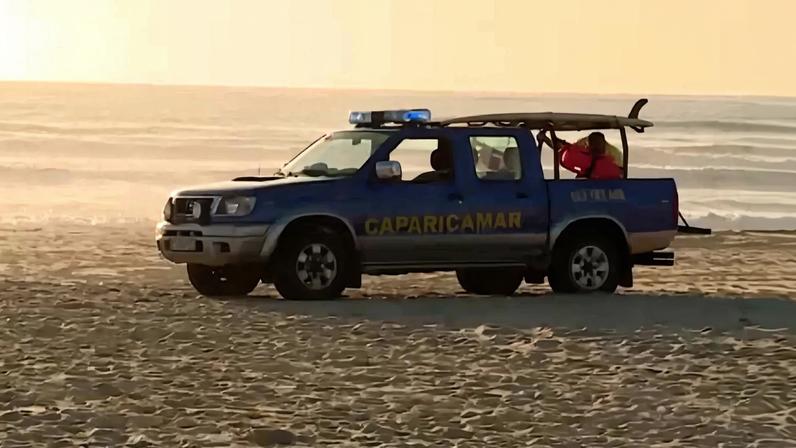 Buscas por jovem desaparecido no mar da Costa de Caparica prosseguem em terra