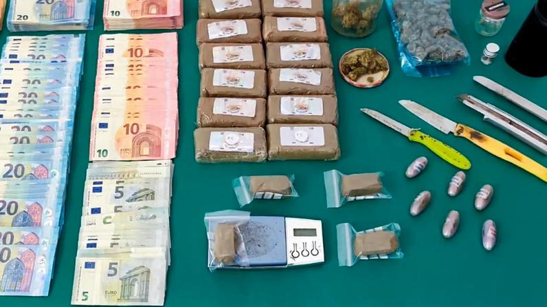 Canábis e dinheiro apreendido pela GNR ao suspeito