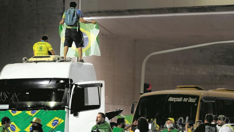 Apoiantes de Bolsonaro enfrentam multas milionárias