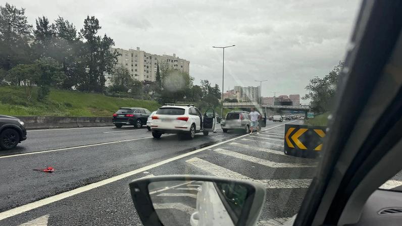Colisão em cadeia no Eixo Norte-Sul em Lisboa