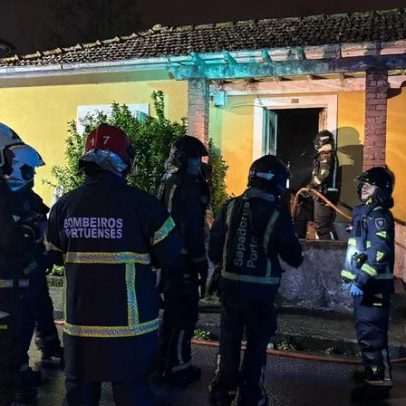 Bombeiros extingem incêndio em moradia desabitada no Porto