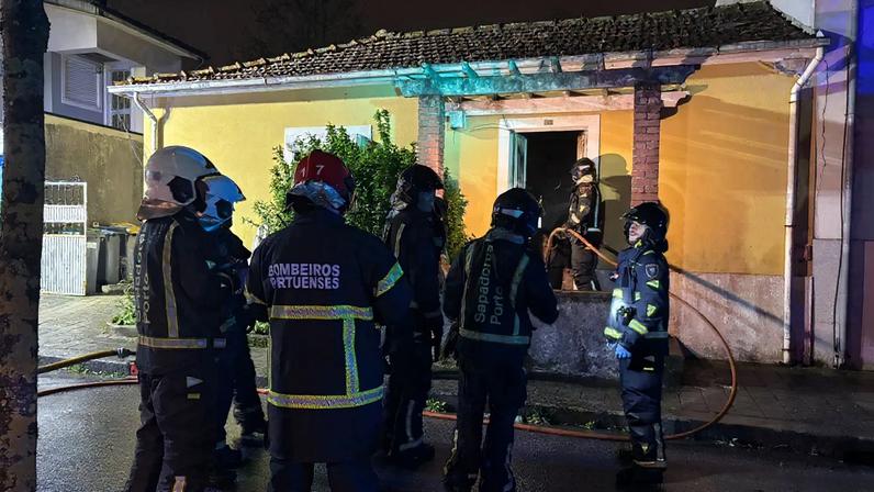 Bombeiros extingem incêndio em moradia desabitada no Porto