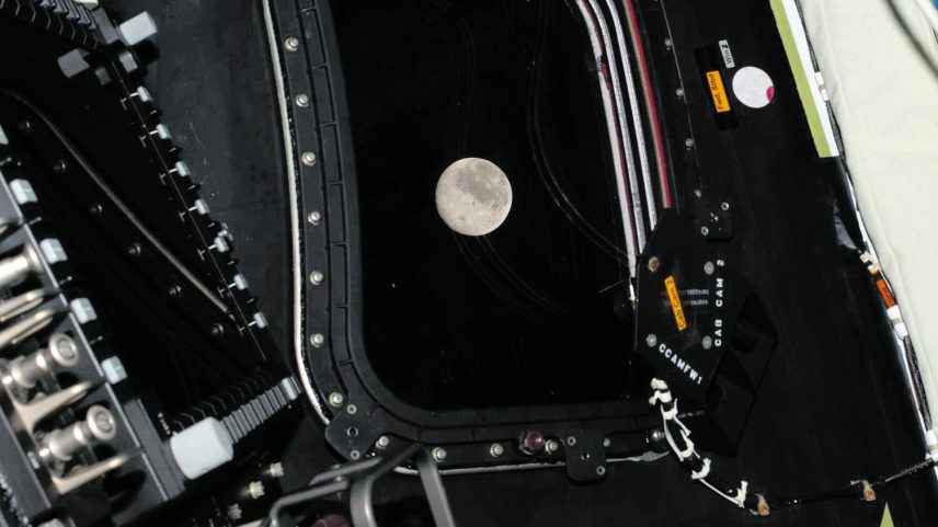 Fotografia da Lua libertada esta segunda-feira pela NASA captada de uma escotilha da cápsula ‘Orion’