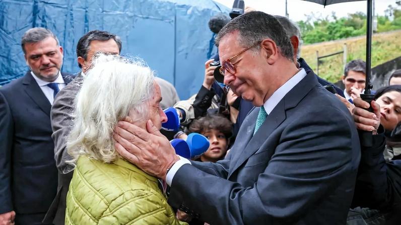 Presidente da República, António José Seguro, conforta uma popular, durante a visita a habitações destruídas pelo mau tempo