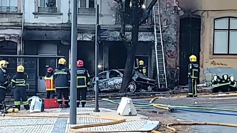 Dois mortos em despiste de viatura que originou incêndio no centro de Coimbra