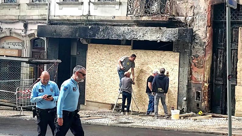 Duas mulheres e três crianças desalojadas após incêndio provocado por despiste de carro em Coimbra