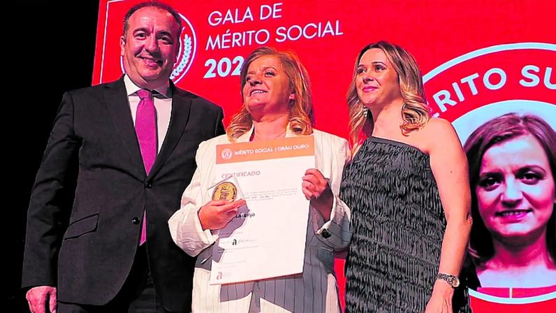 Tânia Laranjo recebe Medalha de Ouro de Mérito Social