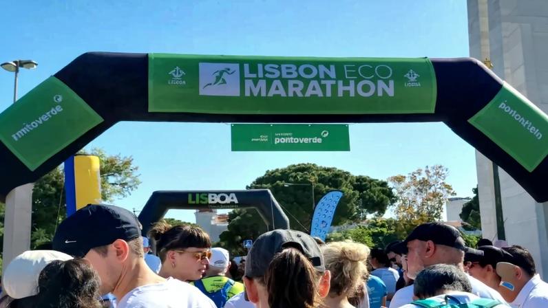 Maratona de Lisboa com participantes junto à linha de partida